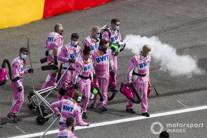 Los mecánicos de Racing Point en la parrilla