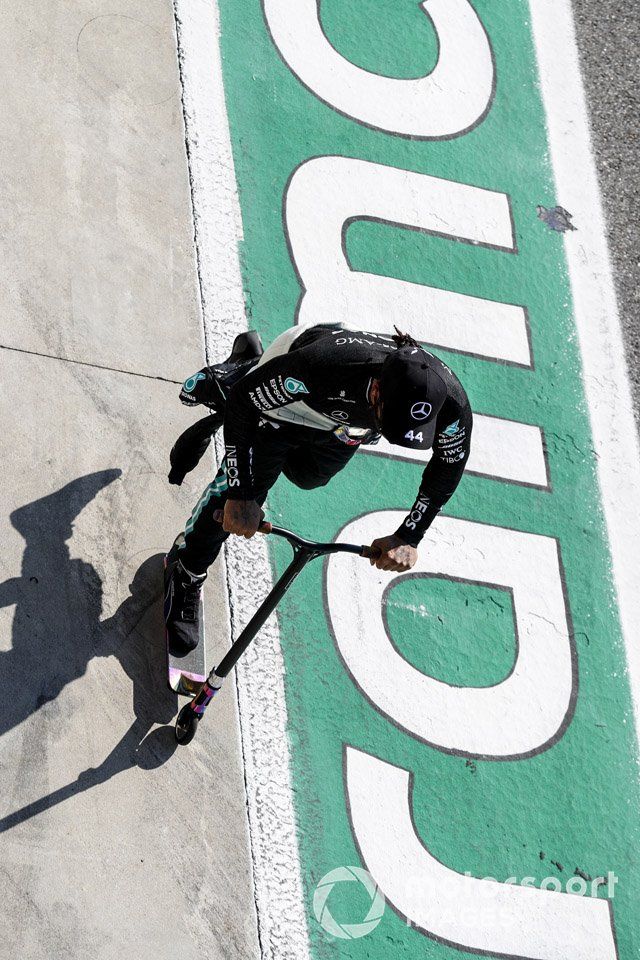 Lewis Hamilton, Mercedes-AMG F1 en su scooter