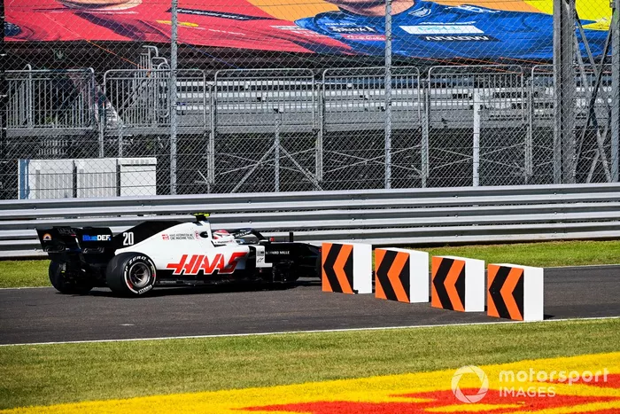 Kevin Magnussen, Haas VF-20, se sale de pista