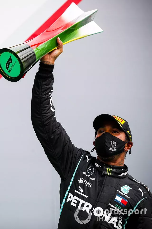 Podio: ganador de la carrera Lewis Hamilton, Mercedes F1 celebra