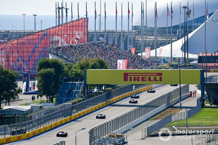 Sergio Pérez, Racing Point RP20, Pierre Gasly, AlphaTauri AT01, Charles Leclerc, Ferrari SF1000