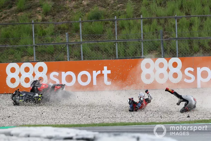Andrea Dovizioso, Ducati Team,  Johann Zarco, Avintia Racing caída