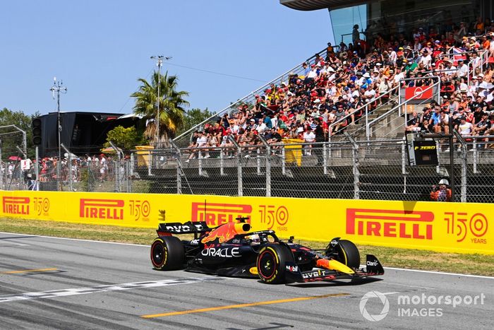 Max Verstappen, Red Bull Racing RB18, 1ª posición, cruza la línea de meta 
