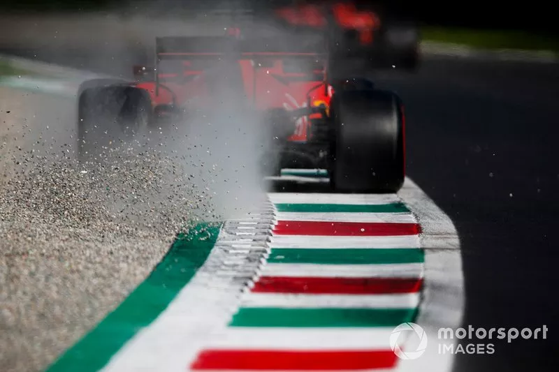 Sebastian Vettel, Ferrari SF90, passa sulla ghiaia