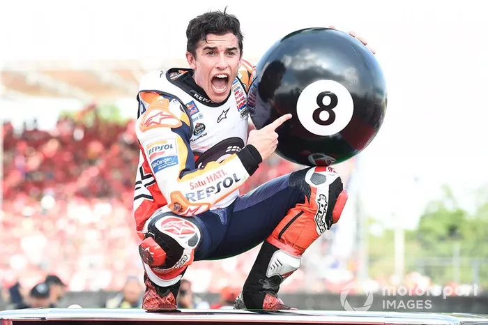 Le champion du monde Marc Marquez, de l'équipe Repsol Honda, fait la fête