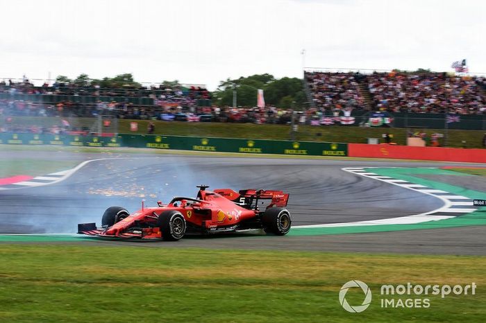 Sebastian Vettel, Ferrari SF90 choca por detrás a Max Verstappen, Red Bull Racing RB15 
