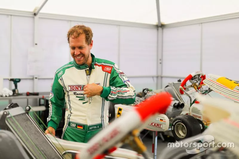 Sebastian Vettel probando con Tony Kart