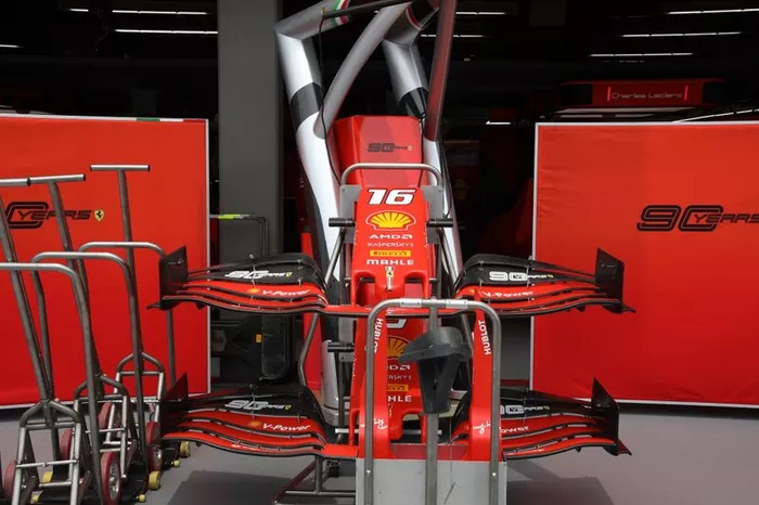 Ferrari SF90, asa dianteira