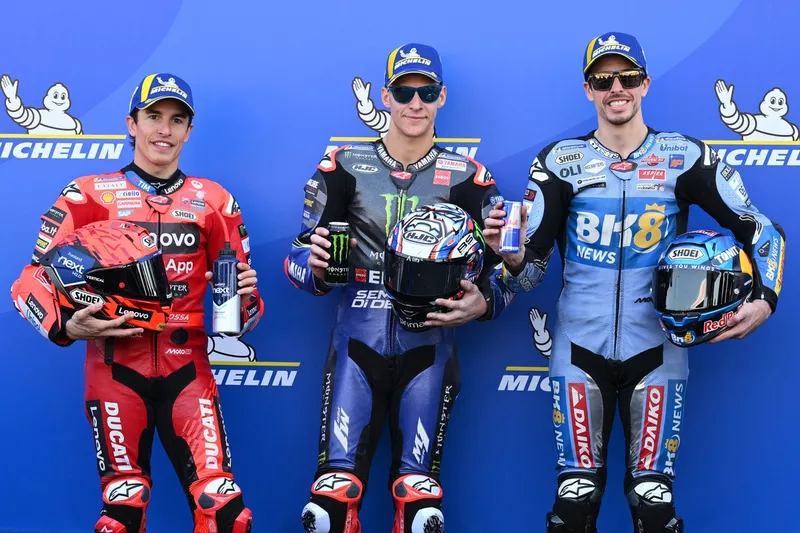 Le poleman Fabio Quartararo, Yamaha Factory Racing, le second Marc Marquez, Ducati Team, le troisième Alex Marquez, Gresini Racing