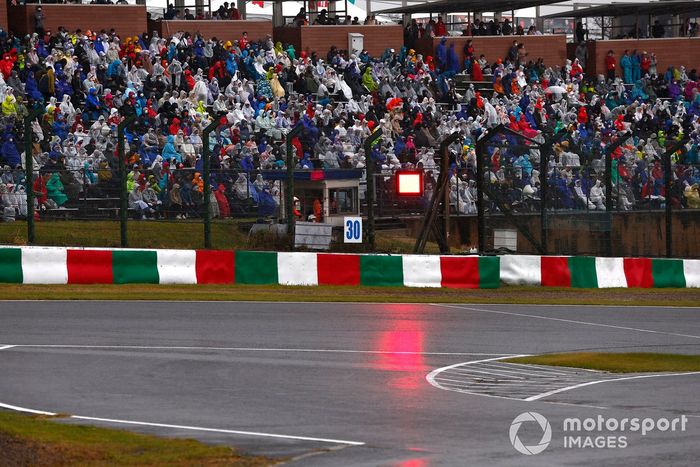 Luz roja por la carrera detenida 