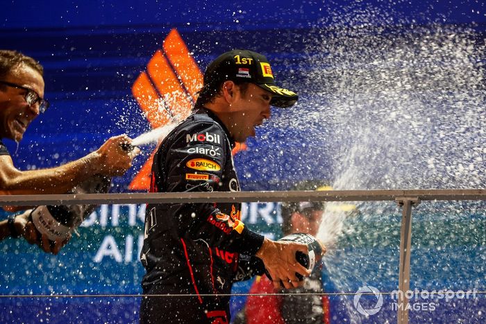 Podio: ganador Sergio Pérez, Red Bull Racing celebra con un miembro del equipo de Red Bull