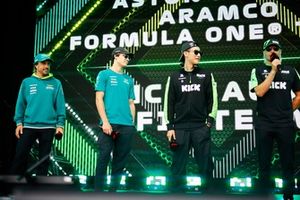 Fernando Alonso, Aston Martin F1 Team, Lance Stroll, Aston Martin F1 Team, Zhou Guanyu, Stake F1 Team Kick Sauber, Valtteri Bottas, Stake F1 Team Kick Sauber en el escenario del foro de fans.