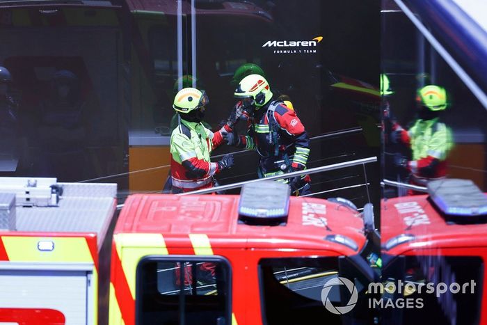 Los bomberos trabajan en la extinción del incendio del hospital McLaren.