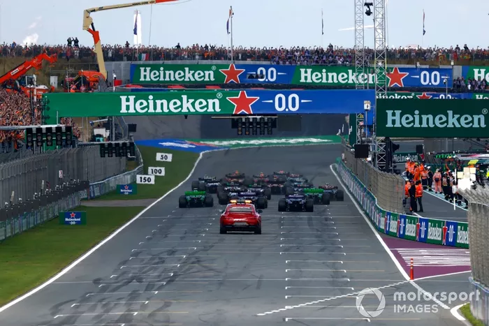 Salida de la carrera, con el Mercedes AMG Medical Car en la parrilla 