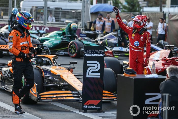 Polak Charles Leclerc, Scuderia Ferrari, Oscar Piastri, McLaren F1 Team, w Parc Ferme po kwalifikacjach 
