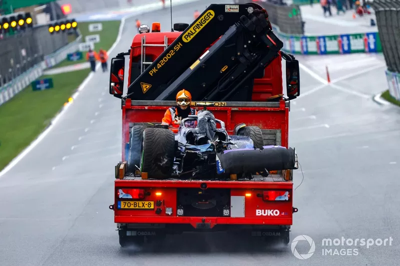 Un commissaire avec la voiture endommagée de Logan Sargeant, Williams FW46, sur un camion