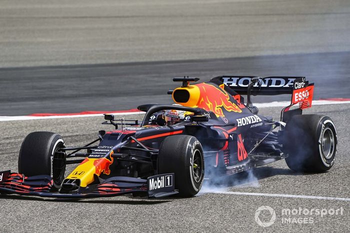 Max Verstappen, Red Bull Racing RB16B, bloquea neumáticos