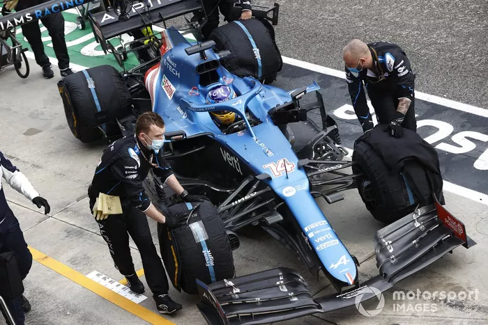 Mecánicos con Fernando Alonso, Alpine A521,