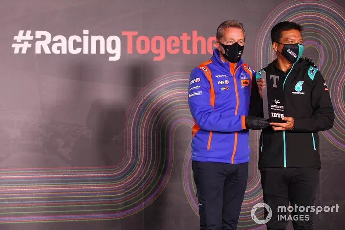 Razlan Razali, Petronas Yamaha SRT, recibe el premio al mejor equipo satélite con Herve Poncharal
