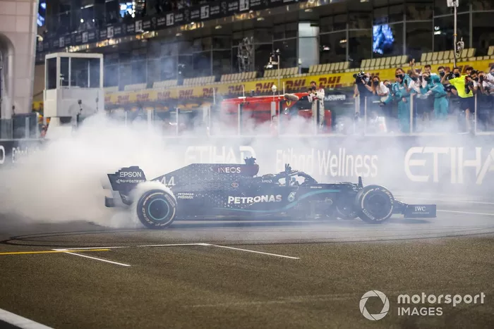 Lewis Hamilton, Mercedes F1 W11, 3ª posición, hace unos donuts en la parrilla al final de la carrera para celebrar la confirmación de su 7º título del Campeonato Mundial de Pilotos