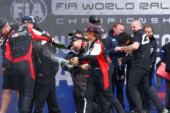 Podio: Takamoto Katsuta, Aaron Johnston, Toyota Gazoo Racing WRT NG Toyota GR Yaris Rally1