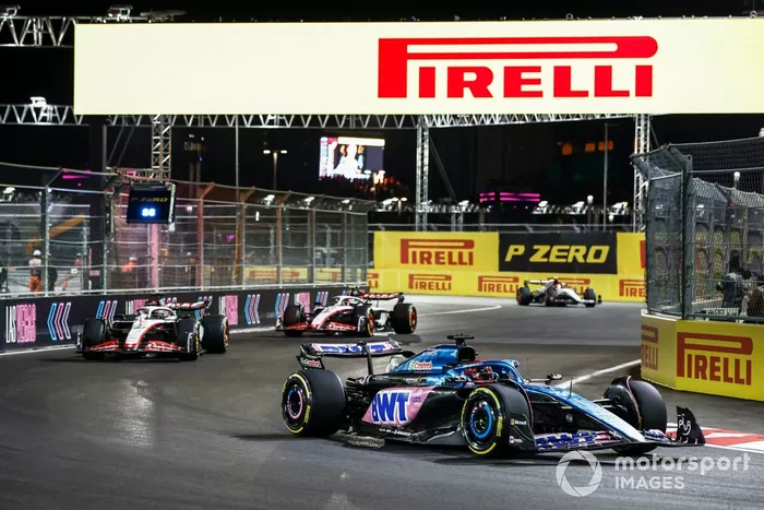 Esteban Ocon, Alpine A523, Kevin Magnussen, Haas VF-23, Nico Hulkenberg, Haas VF-23