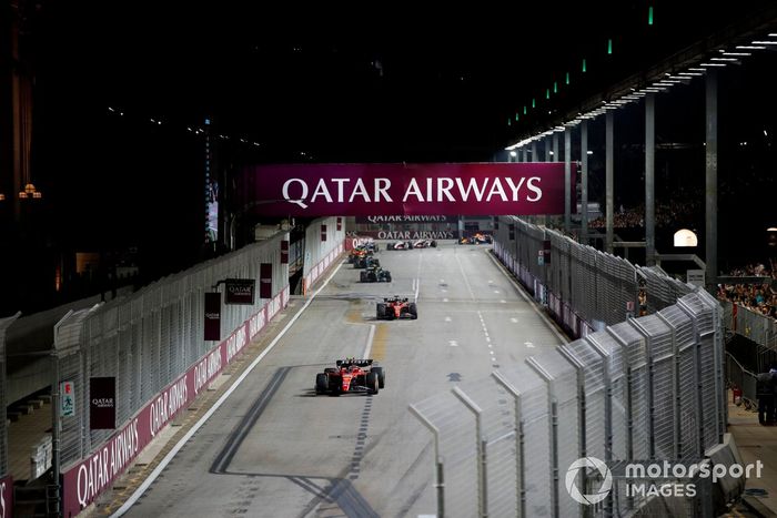 Carlos Sainz, Ferrari SF-23, Charles Leclerc, Ferrari SF-23, Lewis Hamilton, Mercedes F1 W14