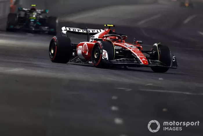Carlos Sainz, Ferrari SF-23, Lewis Hamilton, Mercedes F1 W14