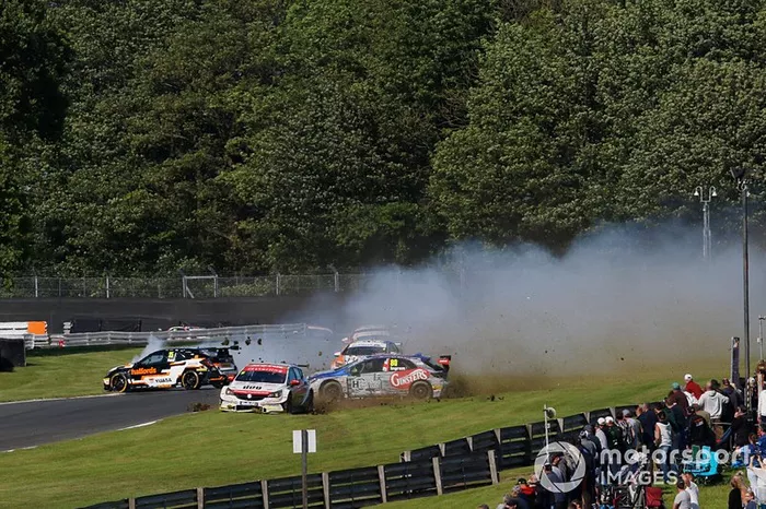 Matt Neal, Halfords Yuasa Team Dynamics Honda Civic , Jason Plato, Power Maxed Racing Vauxhall, Tom Ingram, Speedworks Motorsport Toyota Corolla crash exiting Old Hall