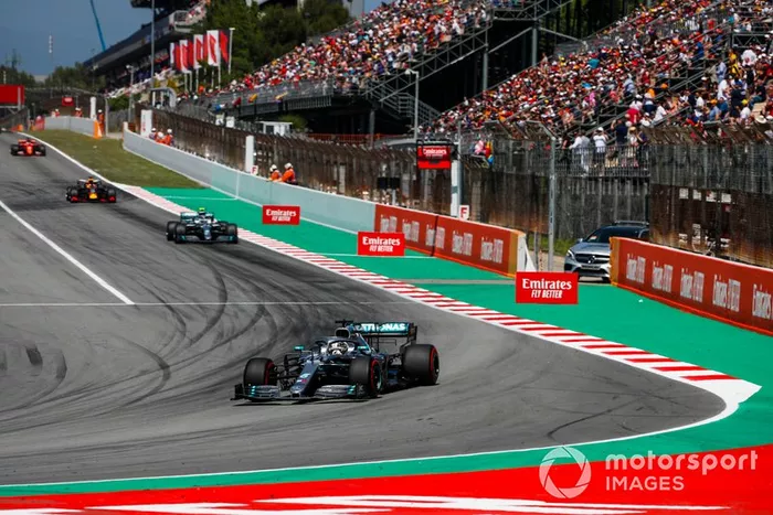 Lewis Hamilton, Mercedes AMG F1 W10, Valtteri Bottas, Mercedes AMG W10, y Max Verstappen, Red Bull Racing RB15