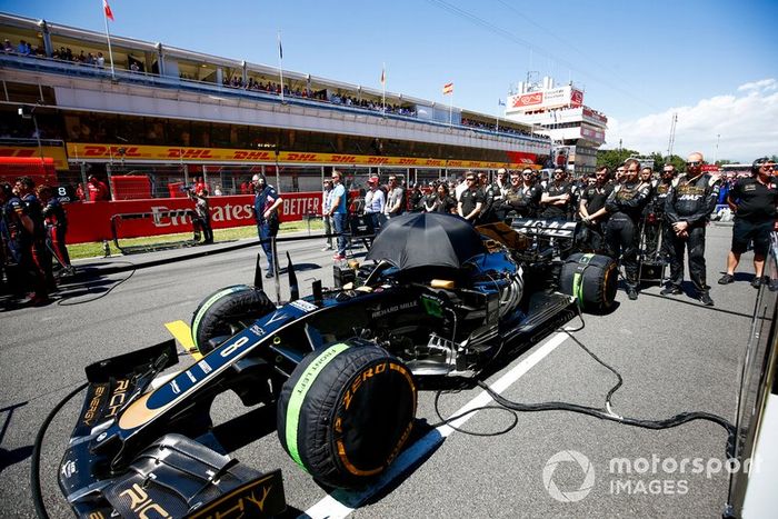 El coche de Romain Grosjean, Haas F1 Team VF-19, en la parrilla de salida