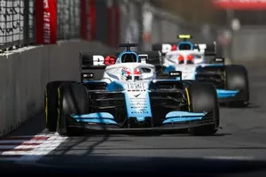George Russell, Williams Racing FW42, devant Robert Kubica, Williams FW42