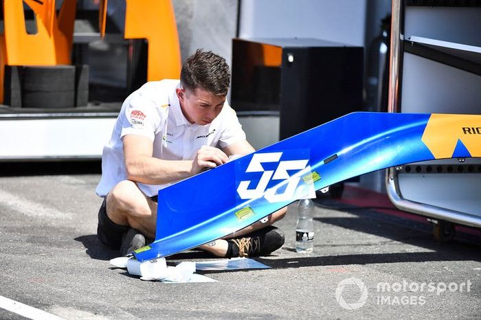 Un mecánico de McLaren añadiendo los dorsales