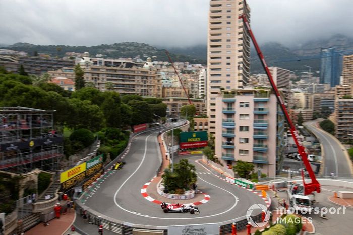 Kimi Raikkonen, Alfa Romeo Racing C38, Daniel Ricciardo, Renault R.S.19