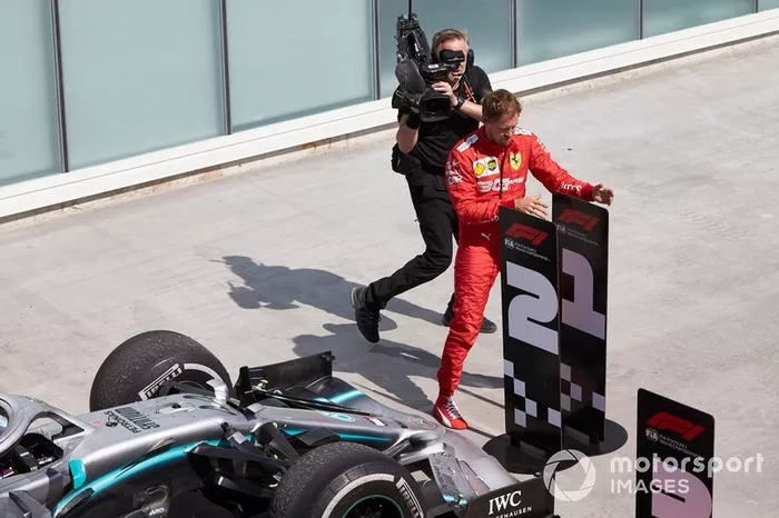 Sebastian Vettel, Ferrari, cambia los letreros con los lugares en parc ferme
