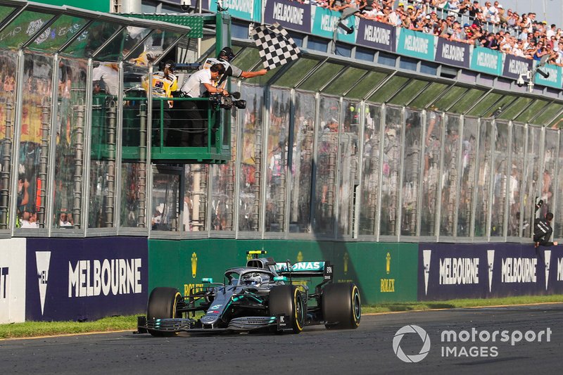 Race winner Valtteri Bottas, Mercedes AMG W10 crossing the finish line