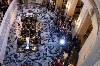 Romain Grosjean, Haas F1 Team en Kevin Magnussen, Haas F1 Team komen op de foto voor de Haas F1 Team VF-18 met de 2019-livery