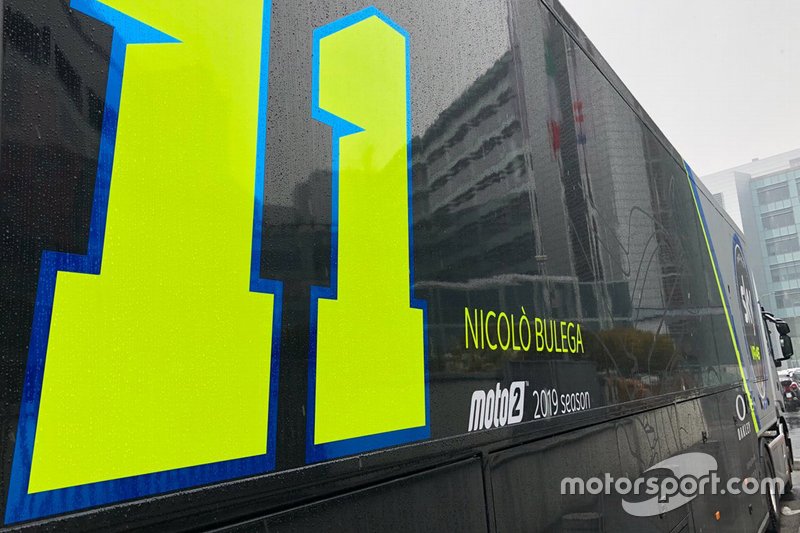 Logo di Nicolò Bulega, Sky Racing Team su un camion