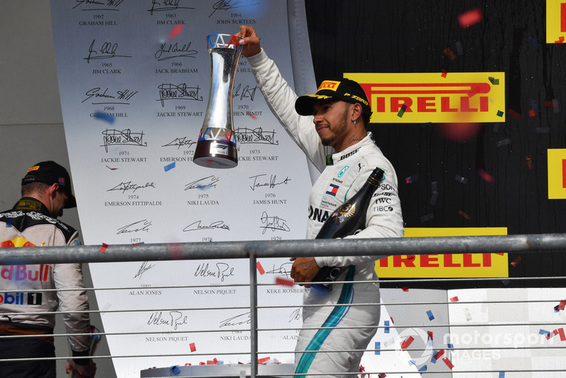 Lewis Hamilton, Mercedes AMG F1, mengangkat trofi peringkat ketiga di GP Amerika Serikat