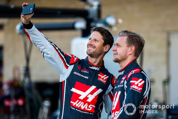 Romain Grosjean, Haas F1 Team, se toma una foto con Kevin Magnussen, Haas F1 Team