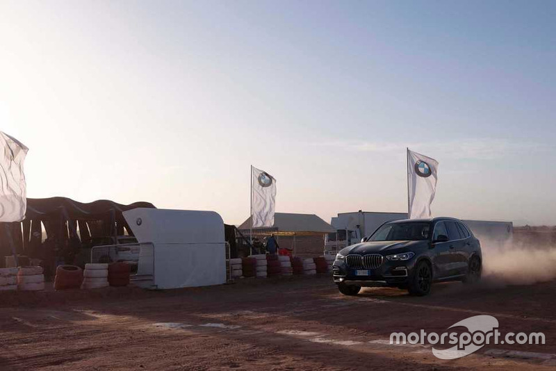 BMW X5 sur le circuit de Monza recréé dans le désert