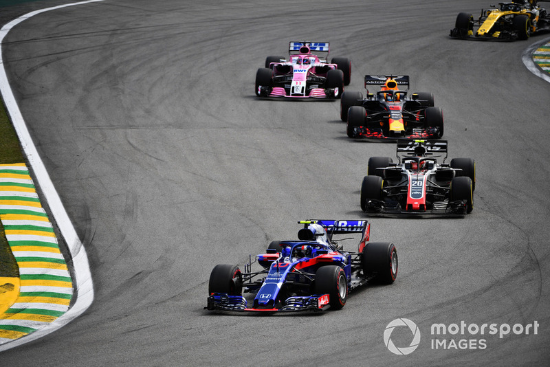П'єр Гаслі, Toro Rosso STR13 попереду Кевіна Магнуссена, Haas F1 Team VF-18