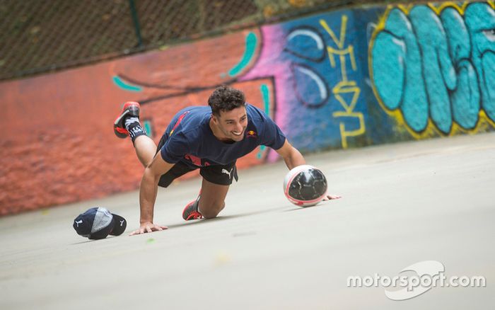 Max Verstappen y Daniel Ricciardo, Red Bull Racing juegan Futsal en Brasil