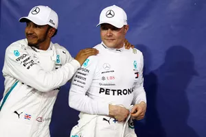 Lewis Hamilton, Mercedes AMG F1, met Valtteri Bottas, Mercedes AMG F1