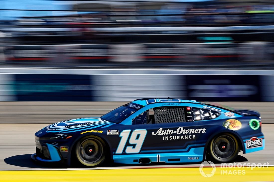 Martin Truex Jr, Joe Gibbs Racing, AUTO-OWNERS INSURANCE / THANK YOU MARTIN Toyota Camry