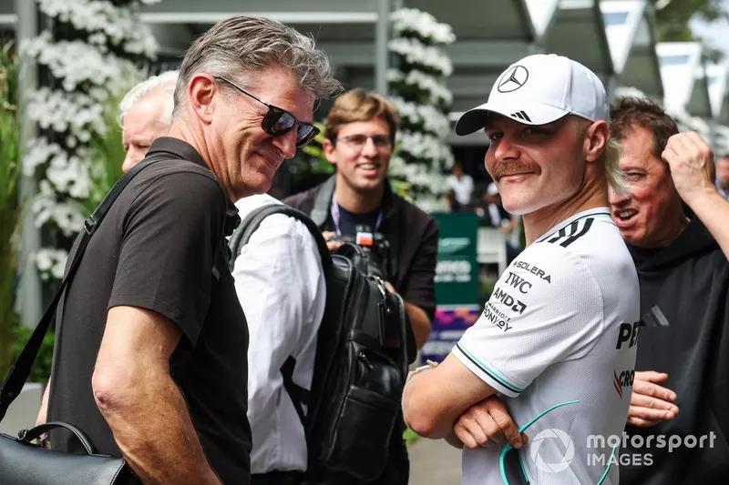 Valtteri Bottasm Mercedes discute avec Graeme Lowdon