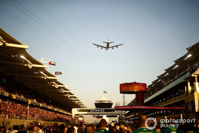 Un Airbus A380 de Etihad sobrevuela la parrilla antes de la salida