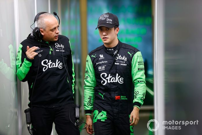 Zhou Guanyu, Stake F1 Team KICK Sauber, compañero de equipo en el garaje 