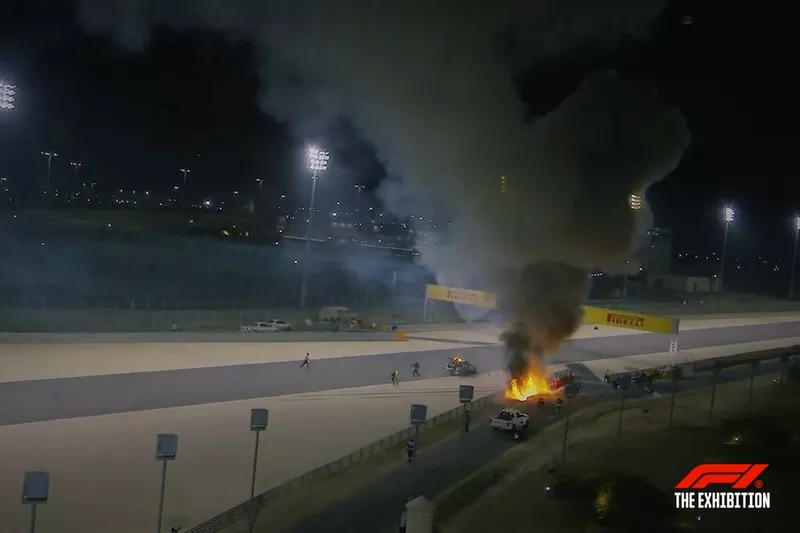Exposition de la monoplace de Romain Grosjean après l'accident du GP de Bahreïn 2020