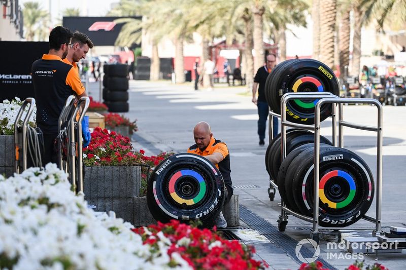 Miembros del equipo McLaren trabajan con neumáticos Pirelli